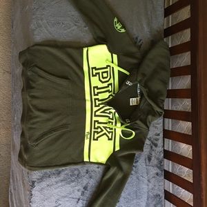 👑Victoria’s Secret pullover 💚